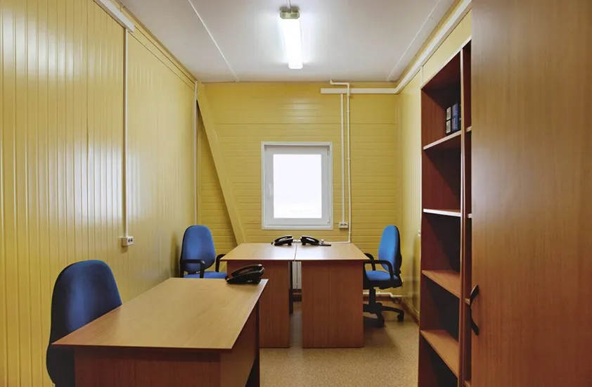 Как организовать рабочее место в строительной бытовке?